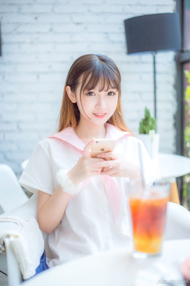 在梦想中期望生活;在追求中感受生活;在成长中理解生活;在平淡中品位生活。
